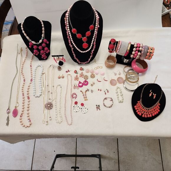 Large lot of pink mixed costume jewelry - Picture 1 of 8